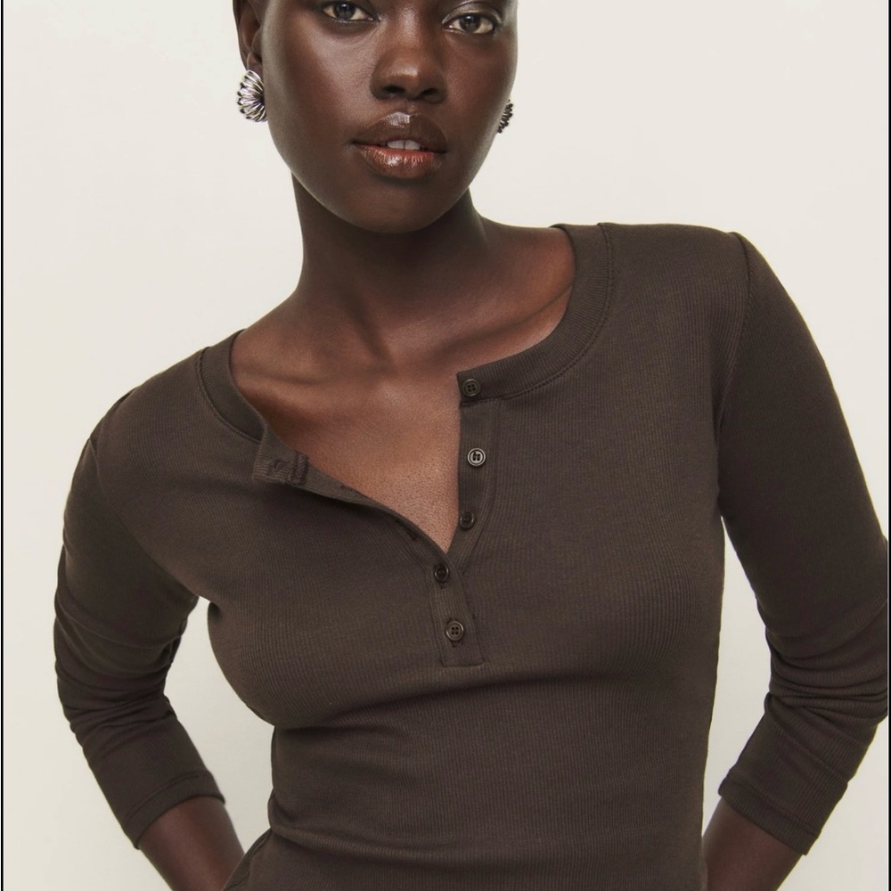 Reformation Jayden Long Sleeve Henley Tee in Mole. Size M.